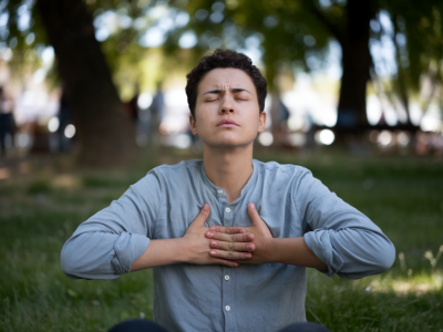 Rituel express de 7 minutes mêlant cohérence cardiaque et automassage pour calmer une crise d'angoisse en public